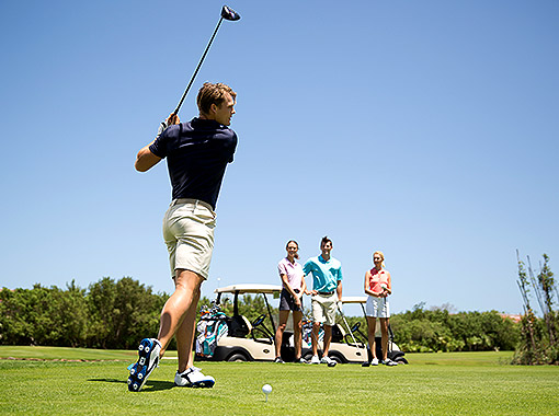 Watch and learn to play with golf professionals in Cancun