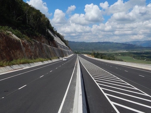 Wide roads that allow a fast displacement in Jamaica