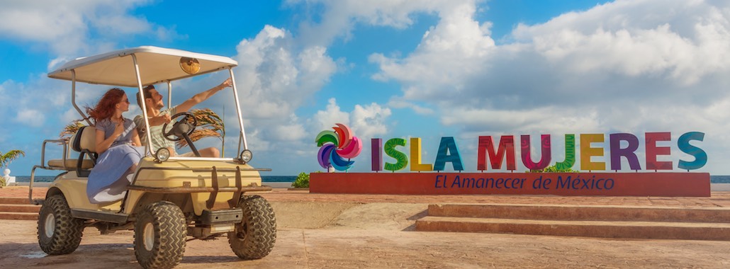 The 7 best ways to get around in Cancun A couple around Cancun