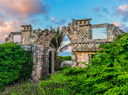 This is the famous Mayan Temple of Ixchel, one of the emblematic places of the Mexican Caribbean. The Mayan temple of Ixchel