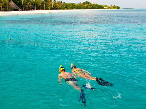 Couple snorkeling in cancun